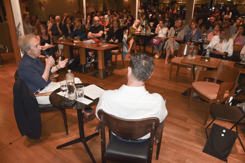 Γεμάτος εχθές ο χώρος παρουσιάσεων του Public, όπου ο Μπρικνέρ απάντησε στις ερωτήσεις του Γιώργου Αρχιμανδρίτη αλλά και του κοινού.