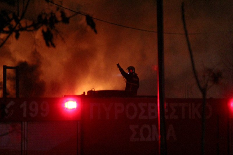 Μεγάλη πυρκαγιά με εκρήξεις σε υπαίθρια αποθήκη ελαστικών στον Ταύρο [εικόνες & βίντεο] | iefimerida.gr 2