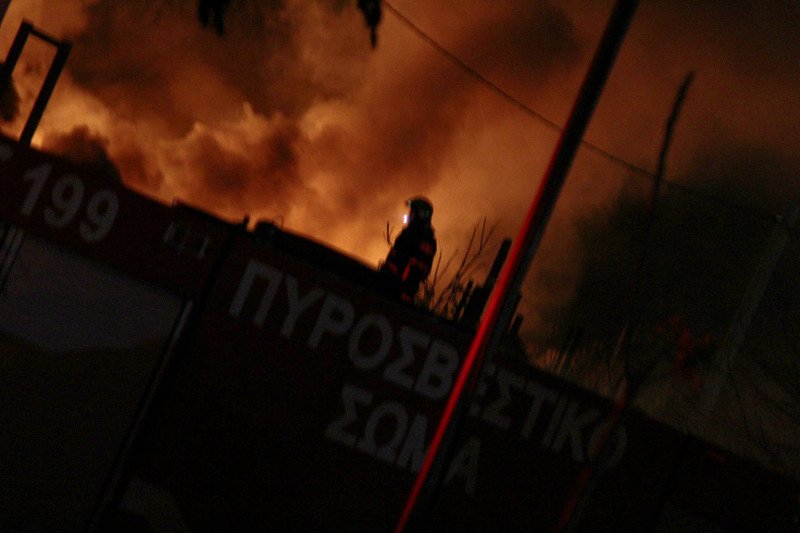Μεγάλη πυρκαγιά με εκρήξεις σε υπαίθρια αποθήκη ελαστικών στον Ταύρο [εικόνες & βίντεο] | iefimerida.gr 1