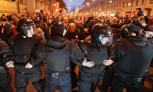 Ρωσία: Βίαιες προσαγωγές διαδηλωτών σε πορείες κατά του Πούτιν -Ανήμερα των γενεθλίων του [εικόνες & βίντεο] | iefimerida.gr 0