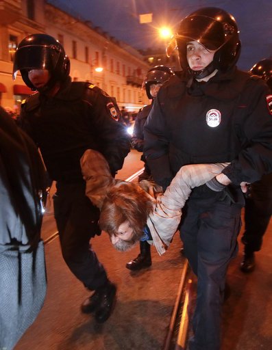 Ρωσία: Βίαιες προσαγωγές διαδηλωτών σε πορείες κατά του Πούτιν -Ανήμερα των γενεθλίων του [εικόνες & βίντεο] | iefimerida.gr 1