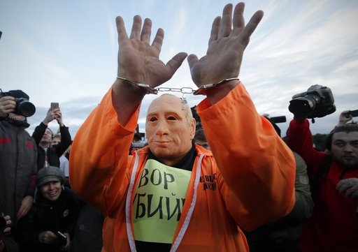 Ρωσία: Βίαιες προσαγωγές διαδηλωτών σε πορείες κατά του Πούτιν -Ανήμερα των γενεθλίων του [εικόνες & βίντεο] | iefimerida.gr 4
