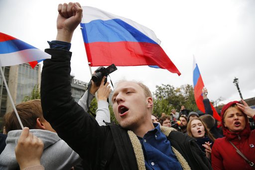 Ρωσία: Βίαιες προσαγωγές διαδηλωτών σε πορείες κατά του Πούτιν -Ανήμερα των γενεθλίων του [εικόνες & βίντεο] | iefimerida.gr 5