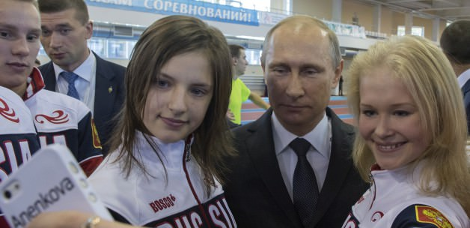 Ο Πούτιν περικυκλωμένος από νεαρές αιθέριες υπάρξεις -Οι selfie του Ρώσου προέδρου που κάνουν το γύρο του Διαδικτύου [εικόνες] | iefimerida.gr 0