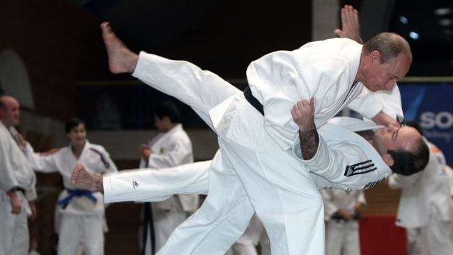 Ιδού οι πιο καλογυμνασμένοι πολιτικοί ηγέτες -Οι ...κοιλιακοί κάτω από τα αυστηρά κοστούμια [εικόνες] | iefimerida.gr 0