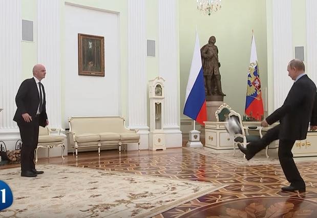 Ο Πούτιν παίζει μπάλα μέσα στο Κρεμλίνο με τον πρόεδρο της FIFA [βίντεο]  | iefimerida.gr 0