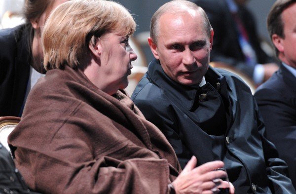 Οταν ο Πούτιν σκεπάζει τη Μέρκελ με μια κουβέρτα για να μην κρυώνει [εικόνες] | iefimerida.gr 1