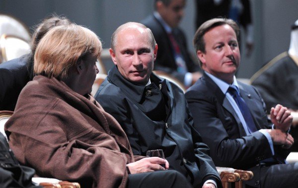 Οταν ο Πούτιν σκεπάζει τη Μέρκελ με μια κουβέρτα για να μην κρυώνει [εικόνες] | iefimerida.gr 2