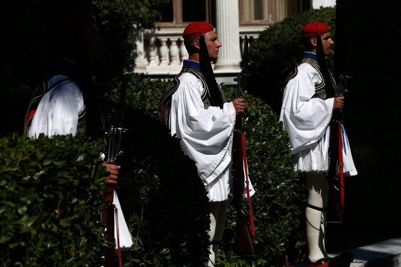 Οι ετοιμασίες για τον Πούτιν - Το κόκκινο χαλί στο Μαξίμου, οι εύζωνες, τα μέτρα της Τροχαίας [εικόνες] | iefimerida.gr 2