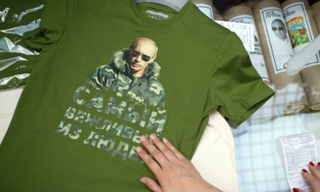 O Πούτιν κάνει και μόδα -Οι πολιτικές αποφάσεις του έγιναν έμπνευση για κολεξιόν με μπλουζάκια [εικόνες] | iefimerida.gr 1