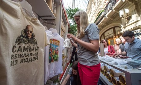 O Πούτιν κάνει και μόδα -Οι πολιτικές αποφάσεις του έγιναν έμπνευση για κολεξιόν με μπλουζάκια [εικόνες] | iefimerida.gr 3