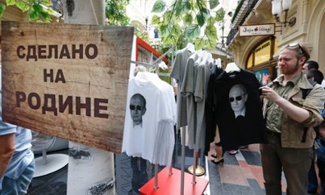 O Πούτιν κάνει και μόδα -Οι πολιτικές αποφάσεις του έγιναν έμπνευση για κολεξιόν με μπλουζάκια [εικόνες] | iefimerida.gr 4