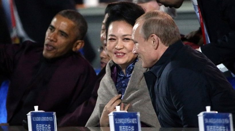 O Πούτιν σκεπάζει την Πρώτη Κυρία της Κίνας με μια κουβέρτα -Σάλος στη χώρα [βίντεο] | iefimerida.gr 1