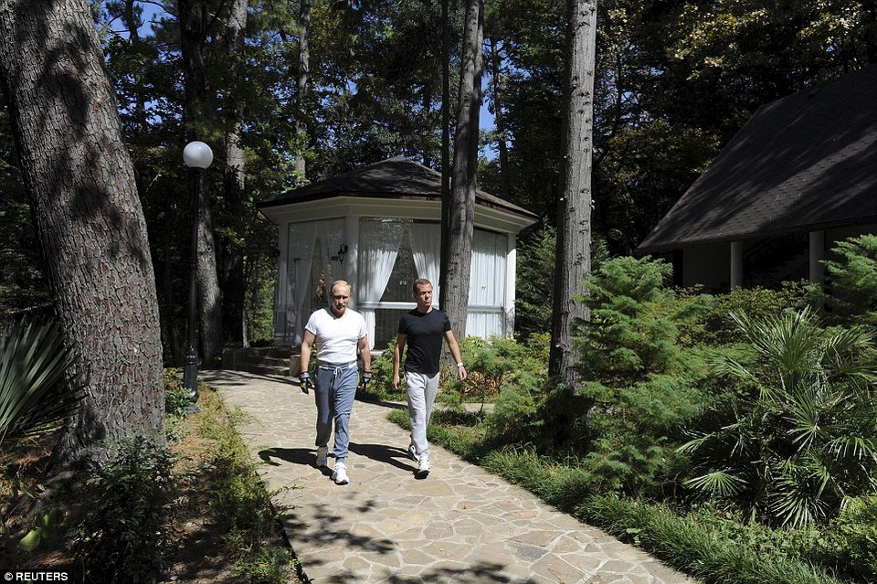 Πούτιν και Μεντβέντεφ κάνουν επίδειξη δύναμης και γυμνάζονται μαζί [εικόνες & βίντεο] | iefimerida.gr 3