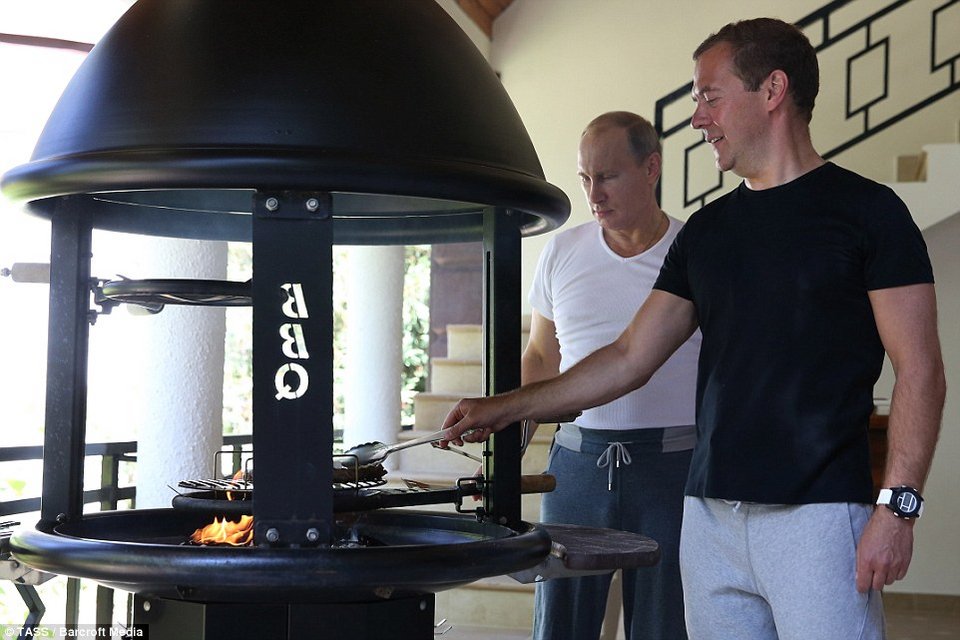 Πούτιν και Μεντβέντεφ κάνουν επίδειξη δύναμης και γυμνάζονται μαζί [εικόνες & βίντεο] | iefimerida.gr 2