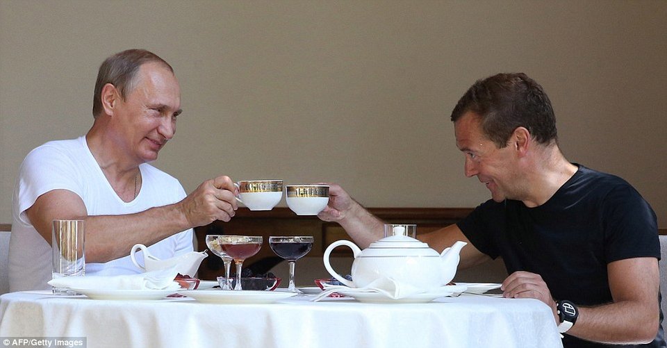 Πούτιν και Μεντβέντεφ κάνουν επίδειξη δύναμης και γυμνάζονται μαζί [εικόνες & βίντεο] | iefimerida.gr 4