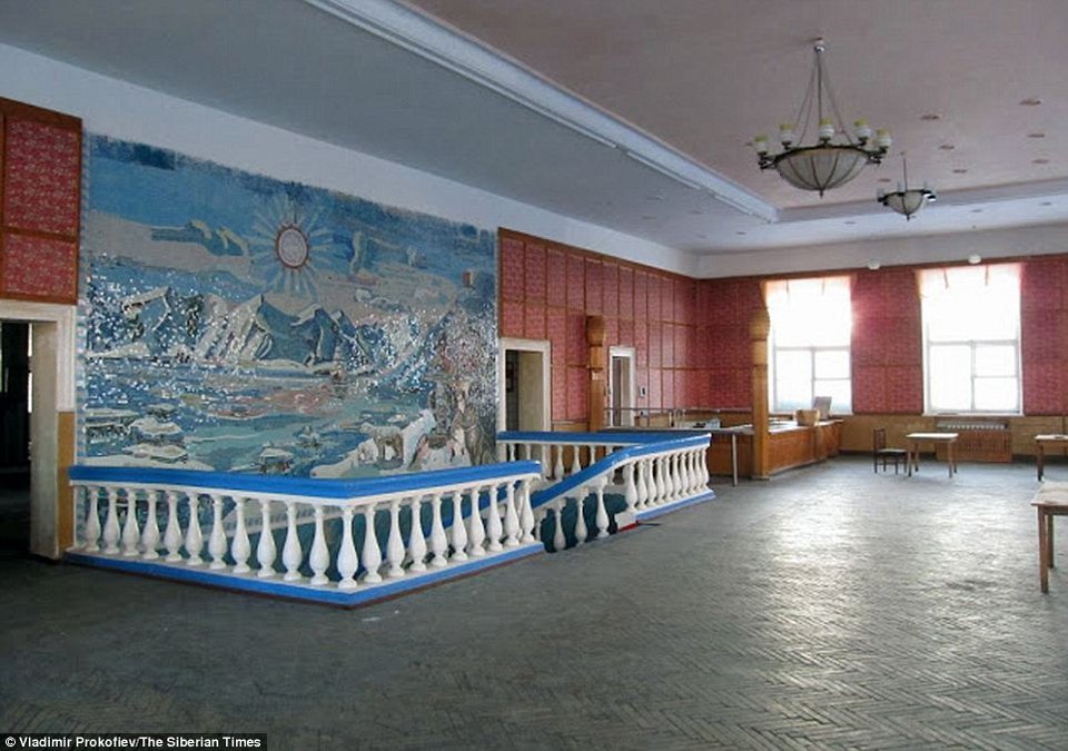 Η πόλη-φάντασμα στην άκρη του κόσμου – Έχει μόνο ένα κάτοικο που ξεναγεί τους επισκέπτες [εικόνες]  | iefimerida.gr 9