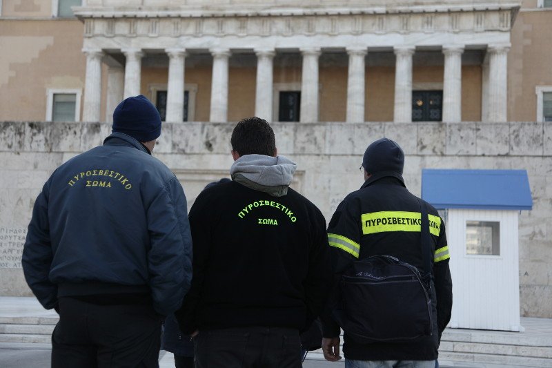 Και πάλι στους δρόμους οι πυροσβέστες -Συγκέντρωση έξω από τη Βουλή | iefimerida.gr 3