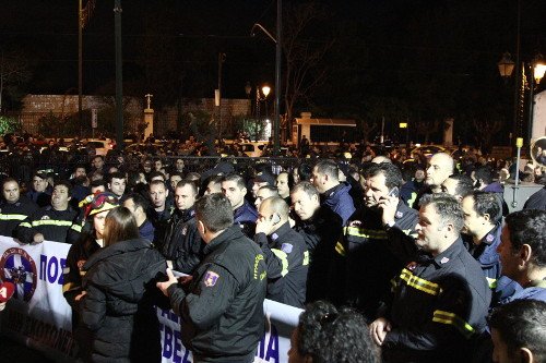 Aποχώρησαν οι πυροσβέστες από το υπ. Διοικητικής Ανασυγκρότησης -Συνεχίζουν την Πέμπτη τις κινητοποιήσεις [εικόνες] | iefimerida.gr 4