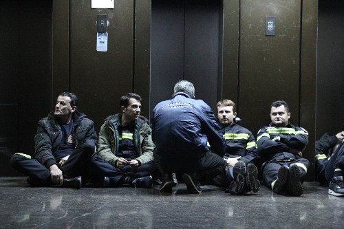 Aποχώρησαν οι πυροσβέστες από το υπ. Διοικητικής Ανασυγκρότησης -Συνεχίζουν την Πέμπτη τις κινητοποιήσεις [εικόνες] | iefimerida.gr 7