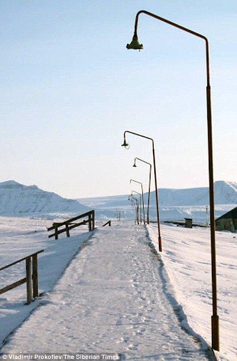 Η πόλη-φάντασμα στην άκρη του κόσμου – Έχει μόνο ένα κάτοικο που ξεναγεί τους επισκέπτες [εικόνες]  | iefimerida.gr 1