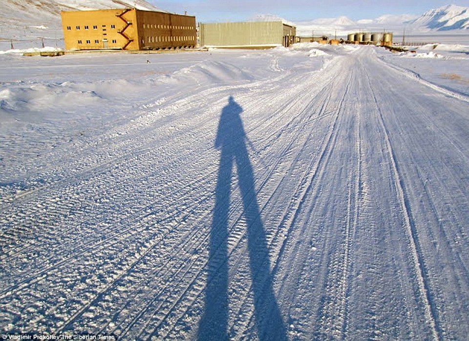 Η πόλη-φάντασμα στην άκρη του κόσμου – Έχει μόνο ένα κάτοικο που ξεναγεί τους επισκέπτες [εικόνες]  | iefimerida.gr 7