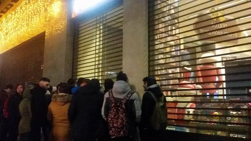 Θεσσαλονίκη: Ουρές και σπρωξίματα για τις προσφορές της Black Friday [εικόνες & βίντεο] | iefimerida.gr 0