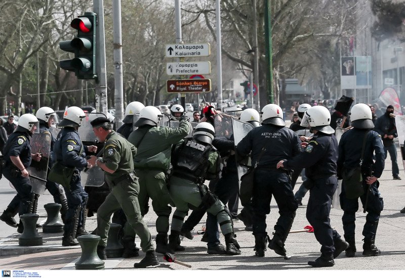 Επεισόδια στον Λευκό Πύργο -Σε παράλληλες συγκεντρώσεις αντιεξουσιαστών και εθνικιστών [βίντεο] | iefimerida.gr 2