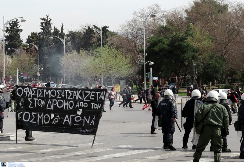 Επεισόδια στον Λευκό Πύργο -Σε παράλληλες συγκεντρώσεις αντιεξουσιαστών και εθνικιστών [βίντεο] | iefimerida.gr 1