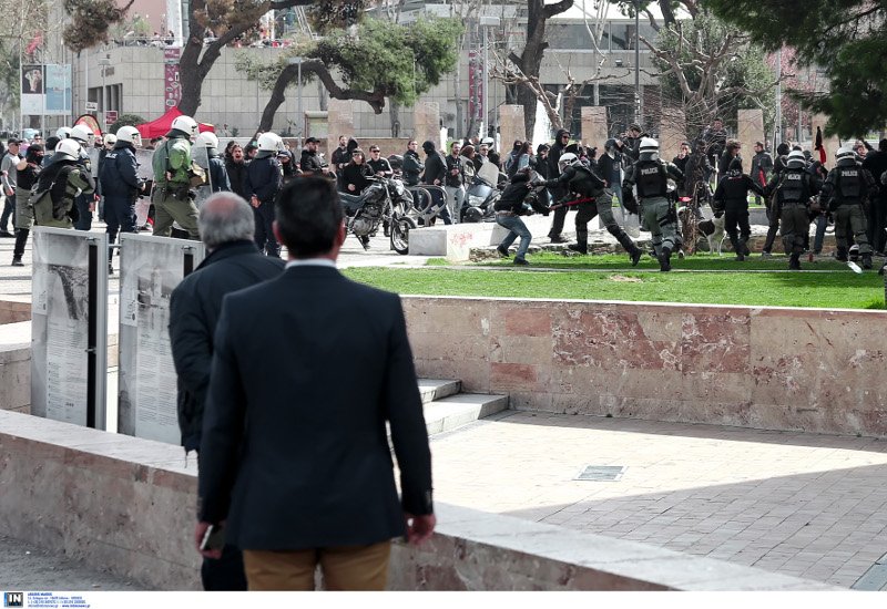 Επεισόδια στον Λευκό Πύργο -Σε παράλληλες συγκεντρώσεις αντιεξουσιαστών και εθνικιστών [βίντεο] | iefimerida.gr 0