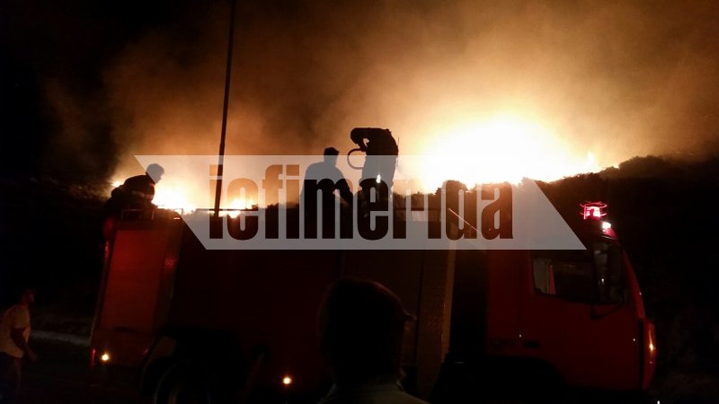 Σαρωνίδα: Εφτασε στην παραλία η μεγάλη φωτιά -Απειλούνται σπίτια [αποκλειστικές εικόνες & βίντεο] | iefimerida.gr 1