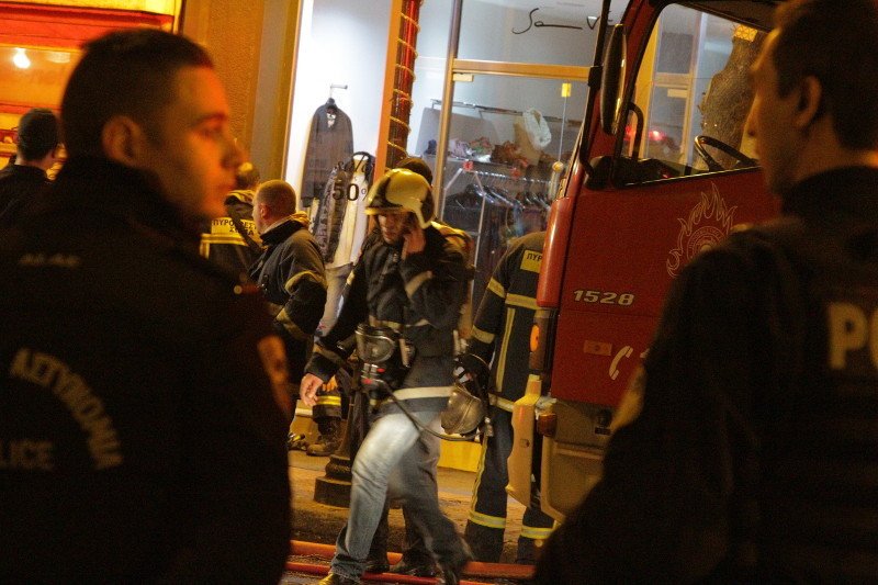 Φωτιά σε κτίριο στην Ακαδημίας -Εβαλαν γκαζάκια στον Οικοδομικό Συνεταιρισμό βουλευτών [βίντεο] | iefimerida.gr 1