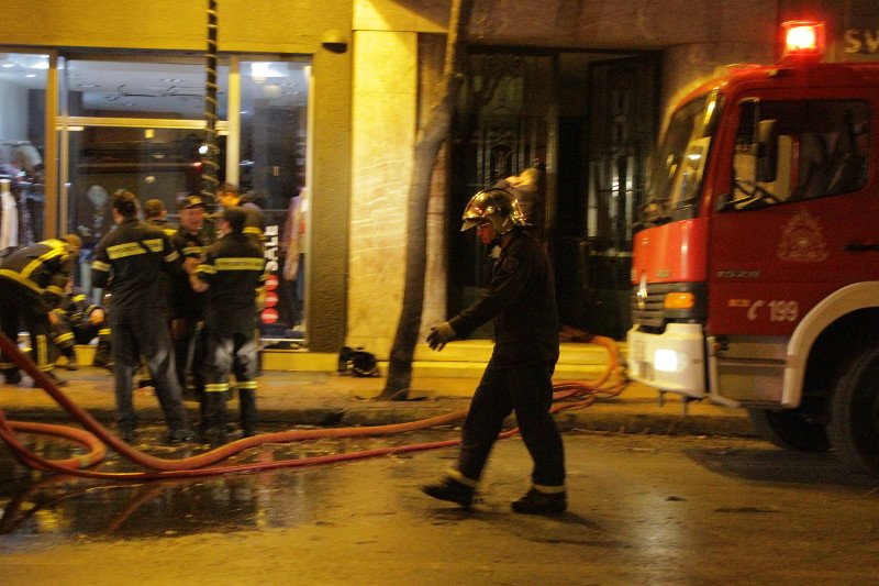 Φωτιά σε κτίριο στην Ακαδημίας -Εβαλαν γκαζάκια στον Οικοδομικό Συνεταιρισμό βουλευτών [βίντεο] | iefimerida.gr 2