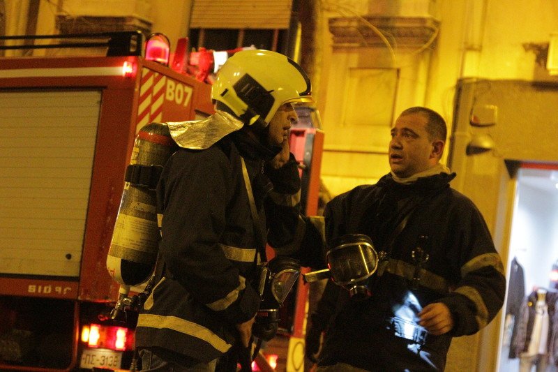 Φωτιά σε κτίριο στην Ακαδημίας -Εβαλαν γκαζάκια στον Οικοδομικό Συνεταιρισμό βουλευτών [βίντεο] | iefimerida.gr 4