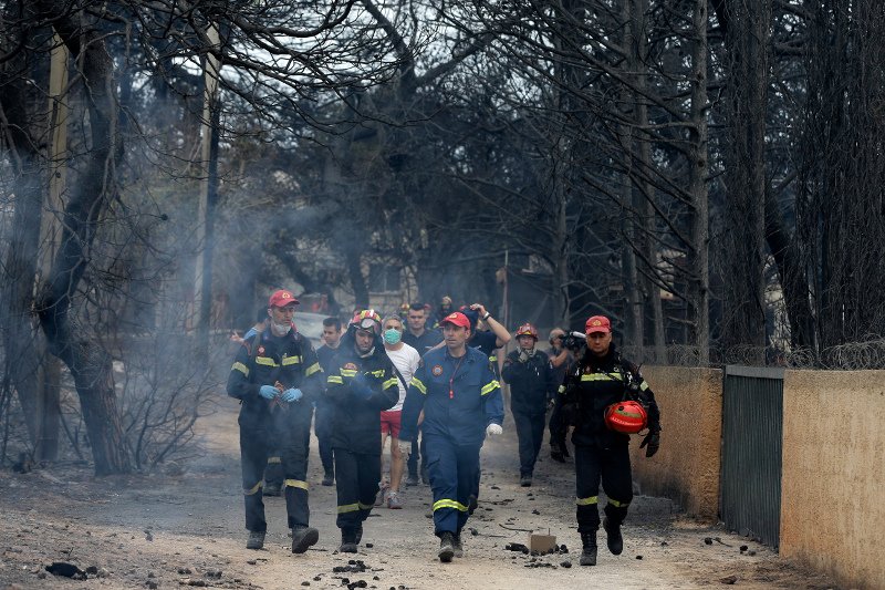 Η πυροσβεστική Υπηρεσία προσπαθεί να εντοπίσει επιζώντες και νεκρούς μέσα στις στάχτες