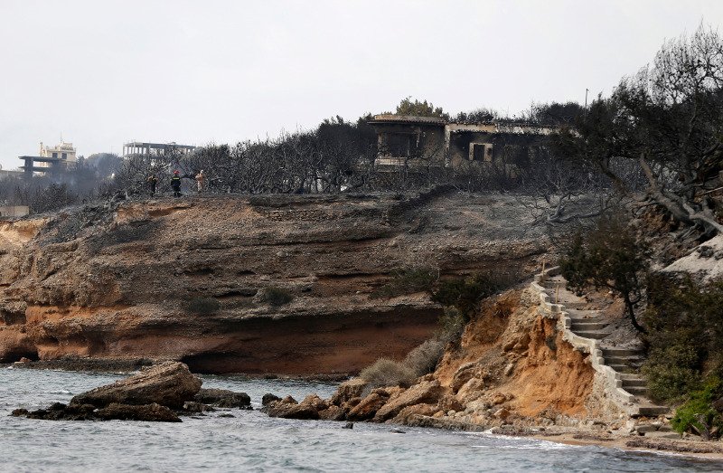 Μέχρι την ακτή έφτασε η πυρκαγιά που άφησε πίσω της τουλάχιστον 81 νεκρούς