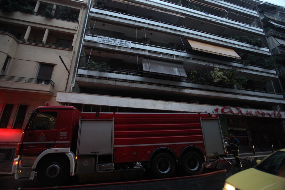  Yπό έλεγχο η πυρκαγιά σε διαμέρισμα στην Αθήνα [εικόνες] | iefimerida.gr 2