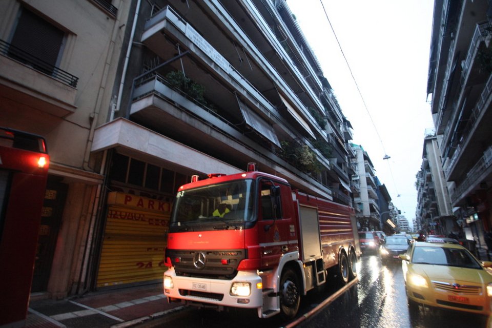  Yπό έλεγχο η πυρκαγιά σε διαμέρισμα στην Αθήνα [εικόνες] | iefimerida.gr 0