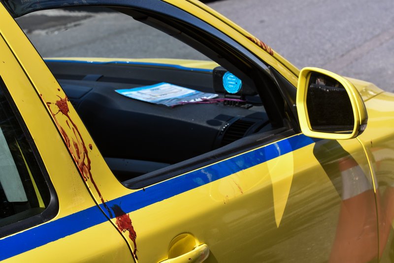 Το ταξί που μπήκε η 59χρονη πριν καταρρεύσει