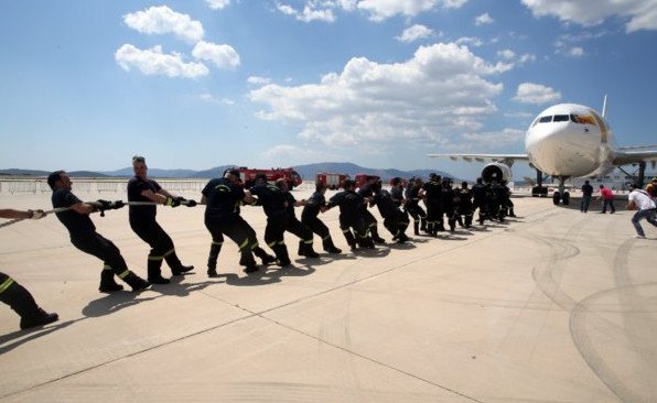 Plane Pull για πρώτη φορά στην Ελλάδα: Προσπάθησαν να τραβήξουν με σχοινιά αεροσκάφος [εικόνες] | iefimerida.gr 3