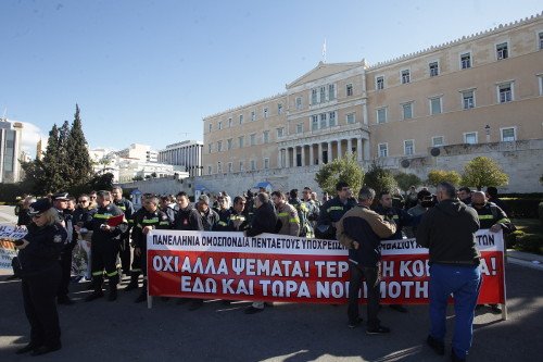 Στο Σύνταγμα οι πυροσβέστες -Ζητούν να μονιμοποιηθούν [εικόνες] | iefimerida.gr 0