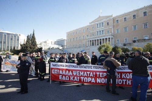 Στο Σύνταγμα οι πυροσβέστες -Ζητούν να μονιμοποιηθούν [εικόνες] | iefimerida.gr 2