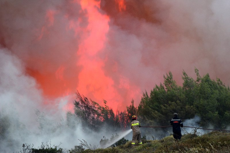 Ηρωες-πυροσβέστες στη μάχη με τις φλόγες -Απόγνωση, κούραση, τραυματισμοί [εικόνες] | iefimerida.gr 9