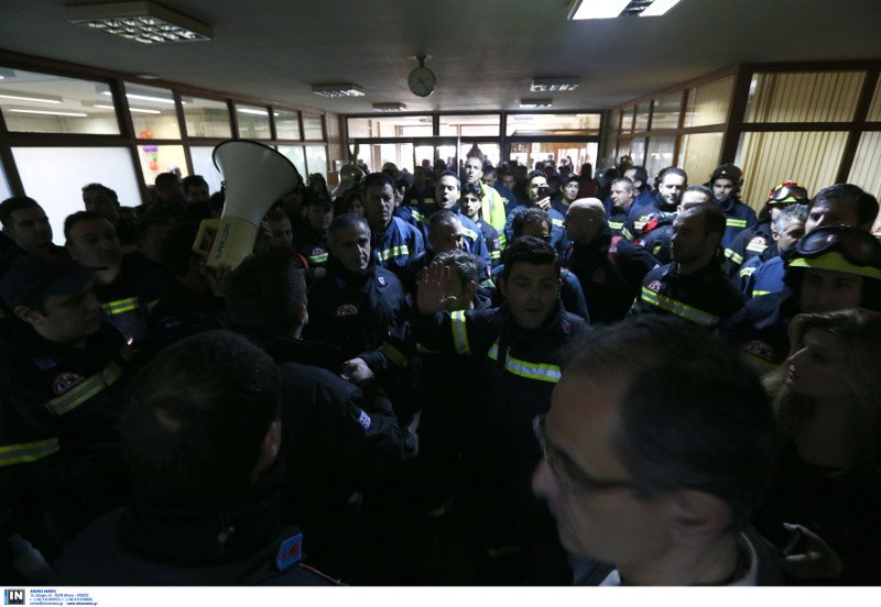 Αγριεύουν οι πυροσβέστες -Τα έσπασαν και κατασκηνώνουν στο υπουργείο Διοικητικής Ανασυγκρότησης [εικόνες] | iefimerida.gr 5