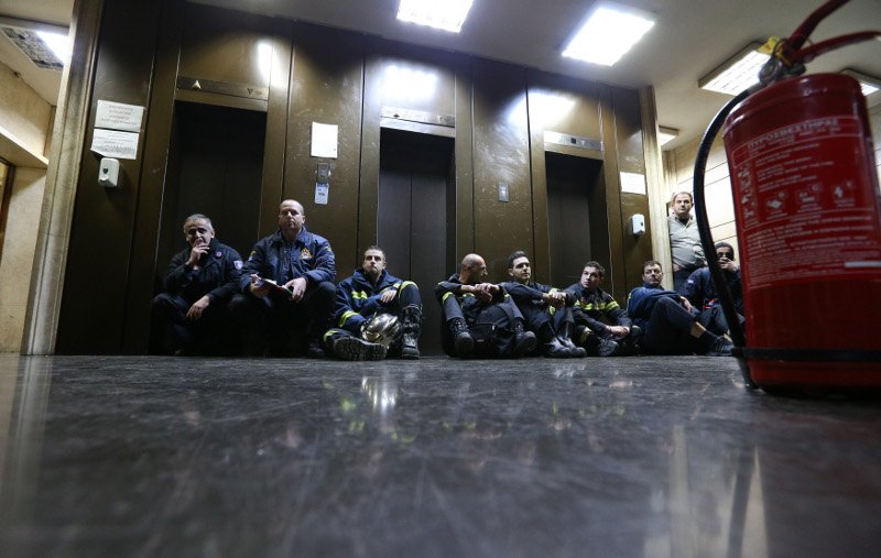 Αγριεύουν οι πυροσβέστες -Τα έσπασαν και κατασκηνώνουν στο υπουργείο Διοικητικής Ανασυγκρότησης [εικόνες] | iefimerida.gr 6