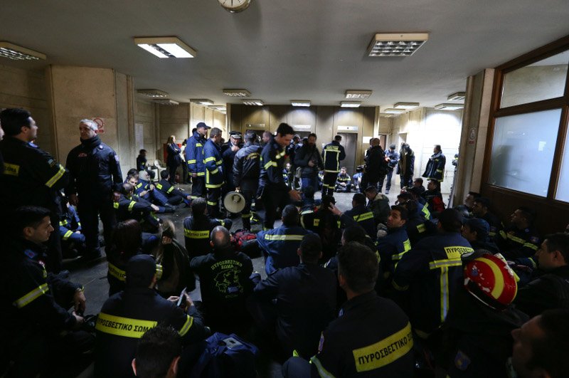Αγριεύουν οι πυροσβέστες -Τα έσπασαν και κατασκηνώνουν στο υπουργείο Διοικητικής Ανασυγκρότησης [εικόνες] | iefimerida.gr 7