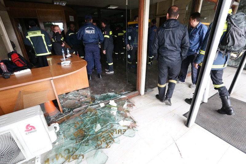 Αγριεύουν οι πυροσβέστες -Τα έσπασαν και κατασκηνώνουν στο υπουργείο Διοικητικής Ανασυγκρότησης [εικόνες] | iefimerida.gr 0