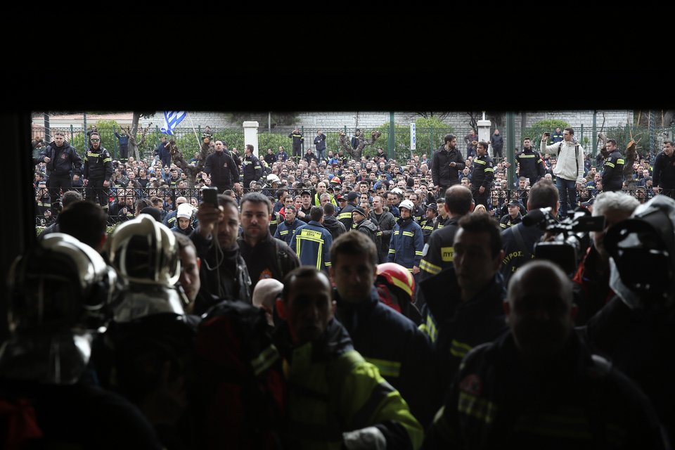 Αγριεύουν οι πυροσβέστες -Τα έσπασαν και κατασκηνώνουν στο υπουργείο Διοικητικής Ανασυγκρότησης [εικόνες] | iefimerida.gr 8