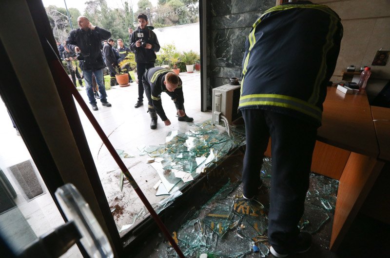 Αγριεύουν οι πυροσβέστες -Τα έσπασαν και κατασκηνώνουν στο υπουργείο Διοικητικής Ανασυγκρότησης [εικόνες] | iefimerida.gr 1