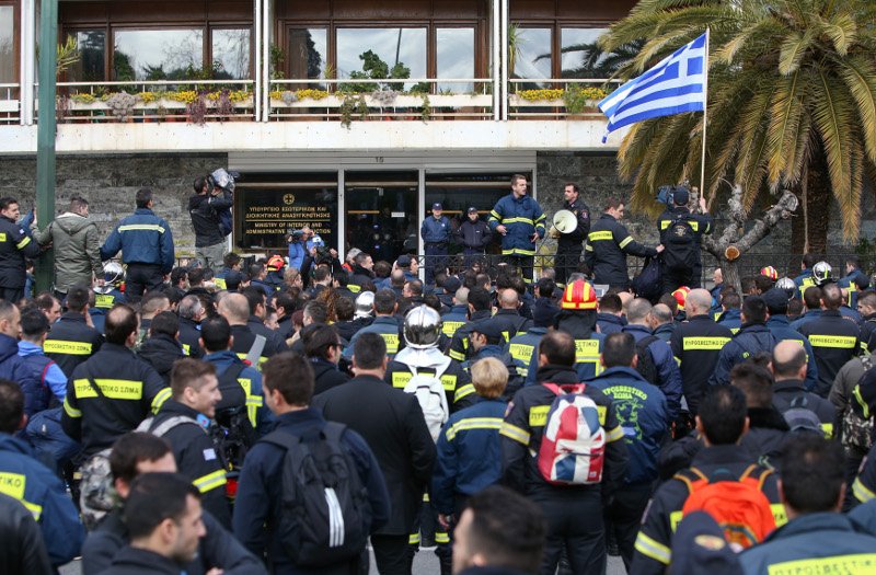 Ενταση στο Διοικητικής Ανασυγκρότησης: Οι πυροσβέστες έσπασαν την πόρτα στο υπουργείο [βίντεο]  | iefimerida.gr 9